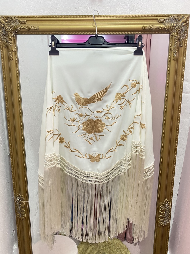 Manton blanco bordados dorados
